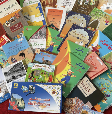 Verschiedene farbige Kinderbücher aus verschiedenen Genres auf einem Tisch verteilt.