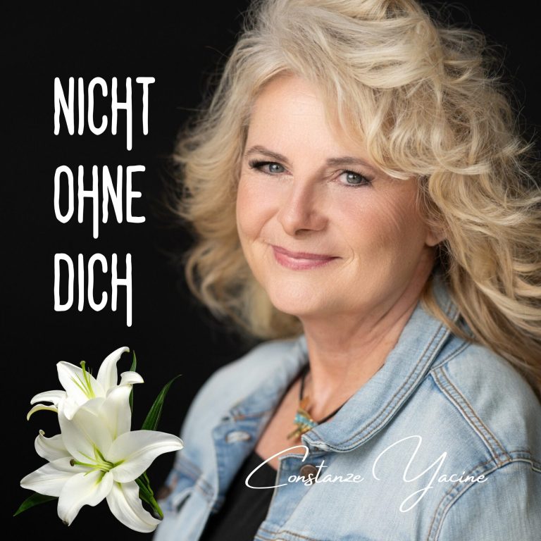 Porträt einer Frau mit blonden Locken, die eine weiße Lilie hält, auf schwarzem Hintergrund.